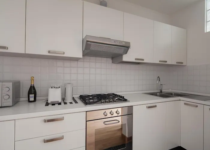 Cv5 - Center - Wide Modern Walking Distance To The Station To Cinque Terre And 5 Mins Walk To The Center - Big Terrace On The Roofs *
